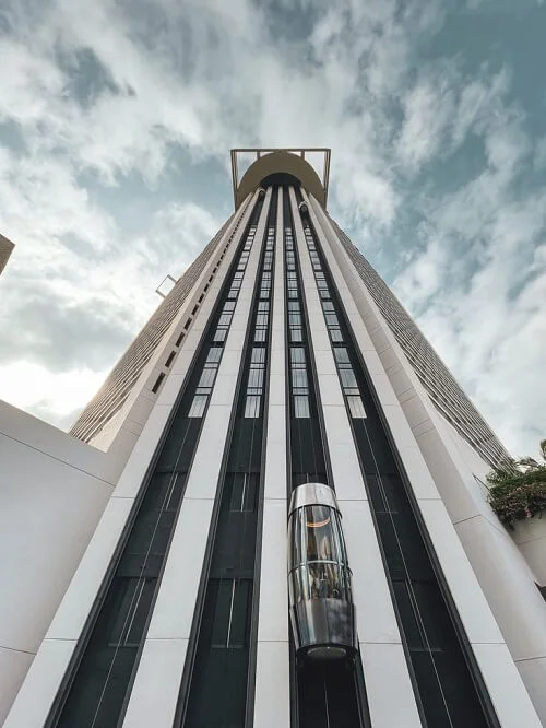 یک آسانسور پاناروما در برجی زیبا و ارزنده