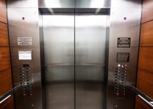 نمایی از در آسانسور 1
